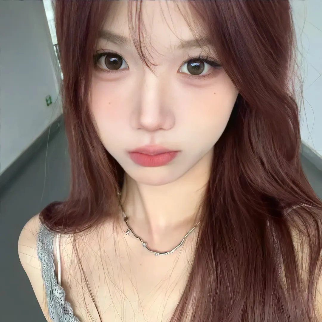 泳池里的男孩